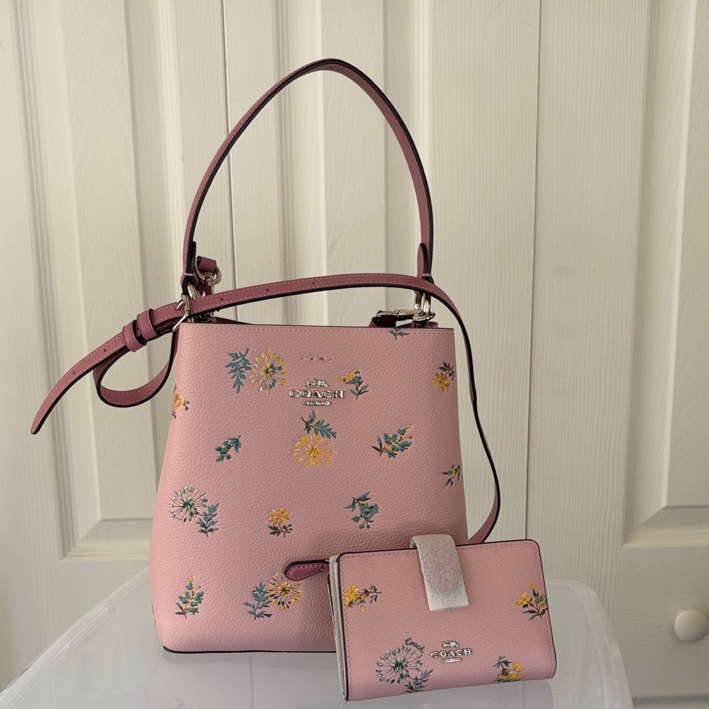 NWOT Coach Small Town Bucket & NWT Medium Corner Zip Wallet Dandelion Floral Set
